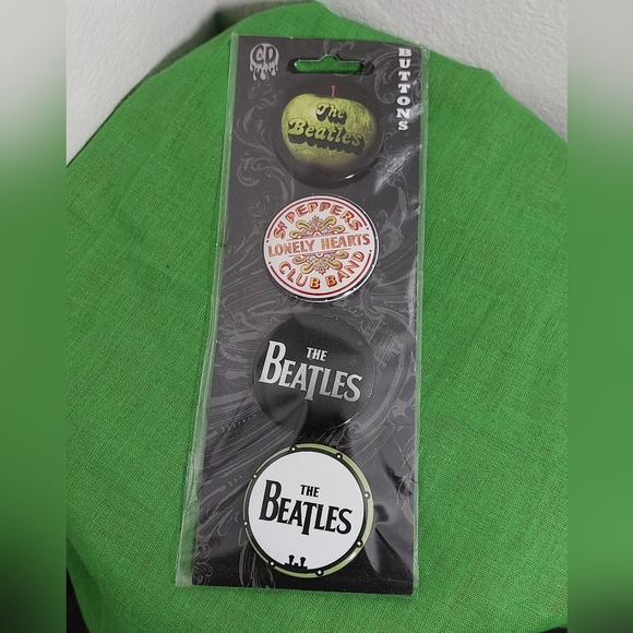 The Beatles set of 4 Pin Back Buttons 1.25 " New on card 2011 - Picture 7 of 7